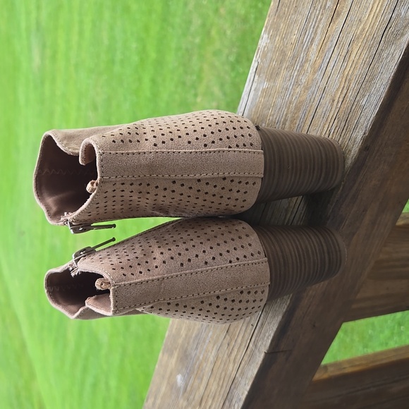 OLD NAVY PEEP TOE Brown SUEDE LIKE SIDE ZIPPER SANDALS 8M - Picture 2 of 4